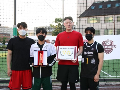 Kwangwoon+University+Held+the+Third+3on3+Basketball+Tournament+
+
+
The+3rd+Kwangwoon+University+3on3+Basketball+Tournament+hosted+by+Kwangwoon+University's+Department+of+Convergence+Sports+Science,+Sports+Medicine,+and+Nutrition+Research+Institute+was+held+in+the+open-air+theater+from+the+25th+to+the+26th+of+the+previous+month.+The+competition+has+been+held+every+year+since+2018+but+has+been+suspended+for+two+years+due+to+the+COVID-19+restrictions.+This+year,+after+the+lifting+of+the+social+distancing+level+the+Basketball+Tournament+was+held+again.
+
The+competition+began+with+a+congratulatory+speech+from+President+Kim+Jongheon.+A+total+of+10+teams,+including+Kwangwoon+University's+undergraduate+students,+graduates,+and+faculty,+applied+and+participated+in+the+tournament.+As+a+result,+the+PetSeongJun+team+(펫성준팀)+won+the+tournament,+and+CSS+Team+took+the+runner-up.

In+addition,+there+was+a+special+match+between+invited+players+and+students+such+as+Jeon+Seonghyeon,+Moon+Seonggon,+and+Jo+Eunhu+of+KBL+KGC+Ginseng+Corporation,+and+a+“Put+a+Half+Shot”+event+for+spectators.+The+first+competition+in+three+years+was+completed+by+awarding+prizes.
