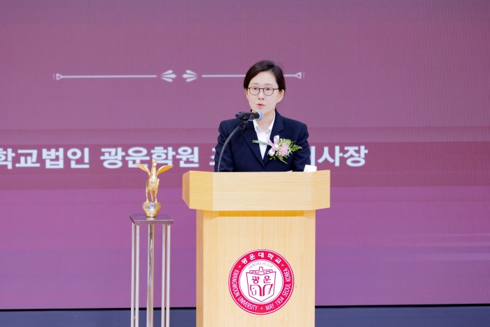 취임식에서 조선영 이사장이 임명사를 하고 있다 