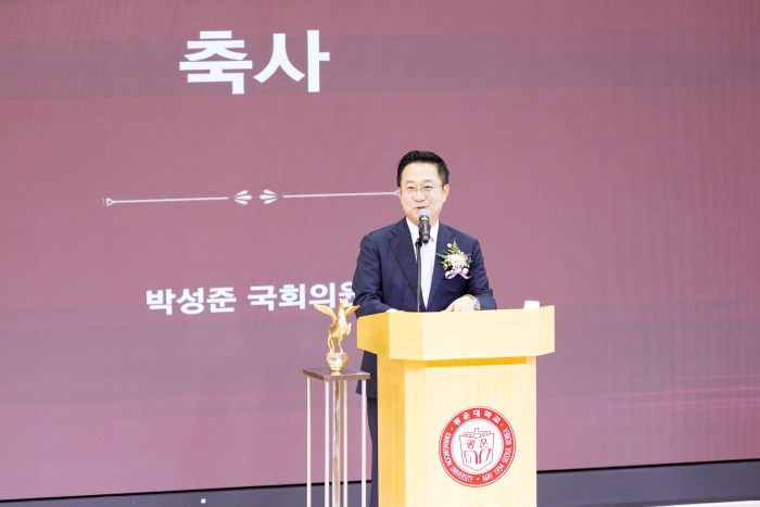 축사를 하고 있는 외빈들의 모습 