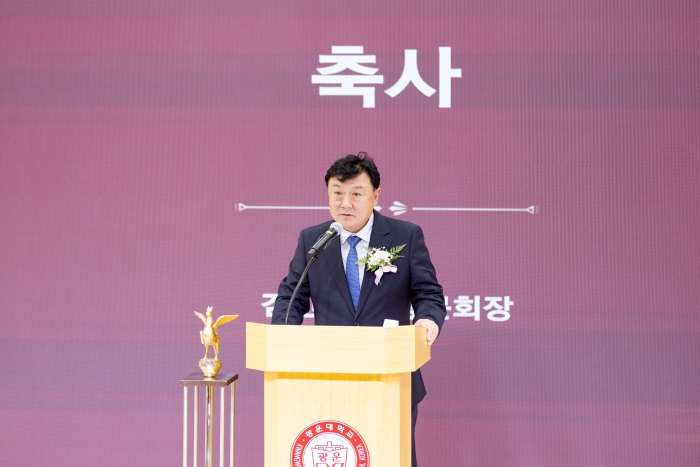축사를 하고 있는 외빈들의 모습 