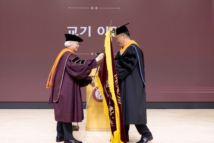 축사를 하고 있는 외빈들의 모습 