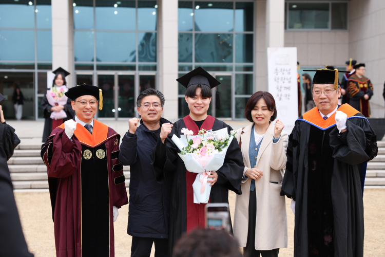 윤도영 총장과 기념사진을 촬영하는 졸업생들

