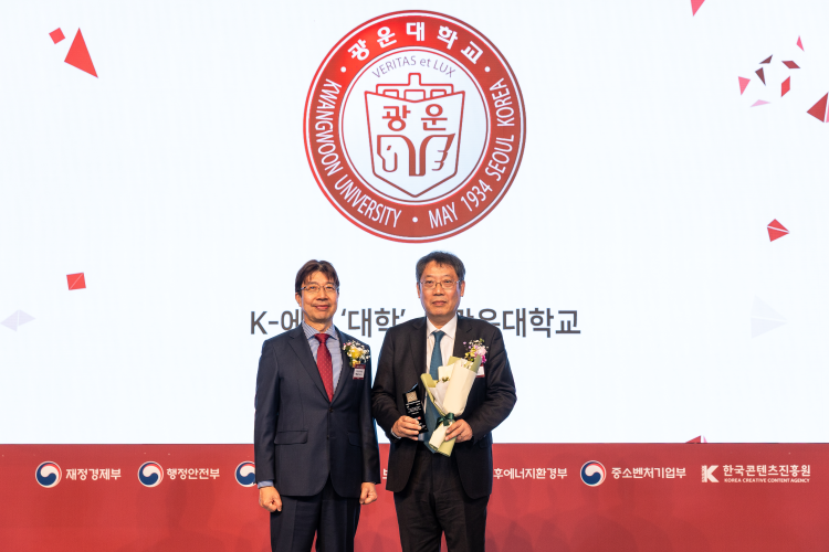 TV조선 ‘2026 K-브랜드 어워즈’에서 수상하는 윤도영 총장

