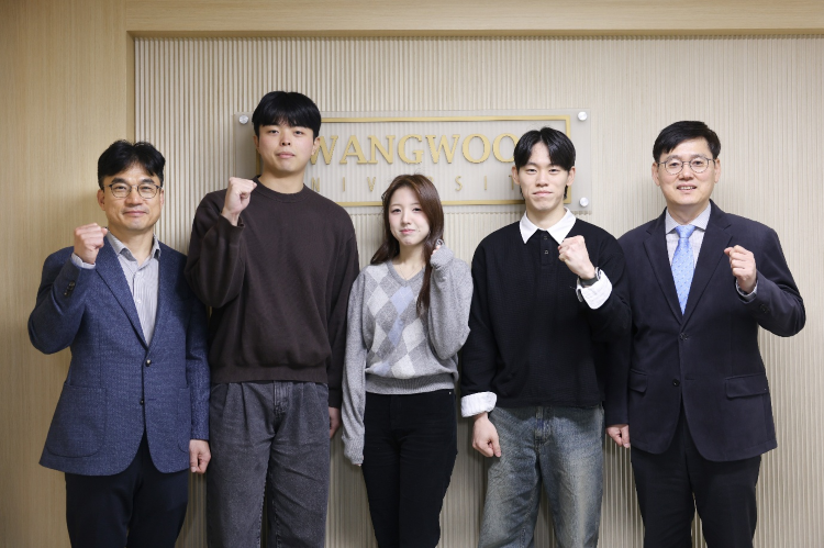 (좌측부터) 반도체특성화대학사업단 최호규 산학중점교수, 전자공학과 박재우 학생, 전자융합공학과 박지원 학생, 전자통신공학과 김태우 학생, 신현철 반도체특성화대학사업단장

