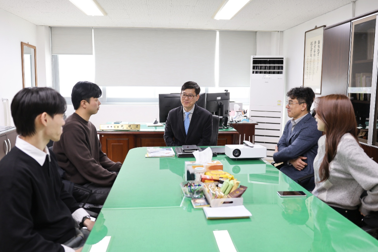 신현철 단장이 '첨단분야 글로벌 교육과정' 선발 학생들을 격려하고 있다

