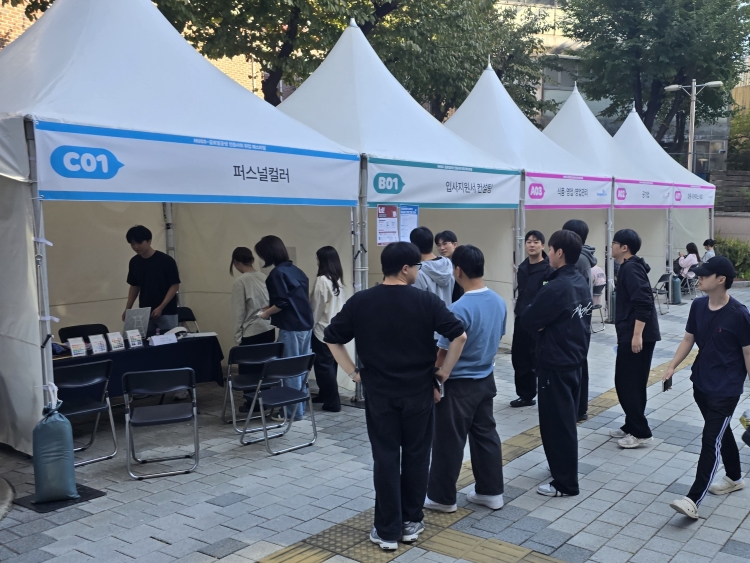 ‘2026 HUSS 인문사회 취업 페스티벌’ 부스를 방문한 학생들


